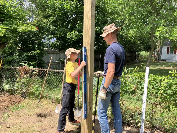 Placing posts for the construction of a pergola. 